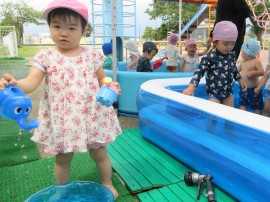 夏の遊びを楽しんでいます。